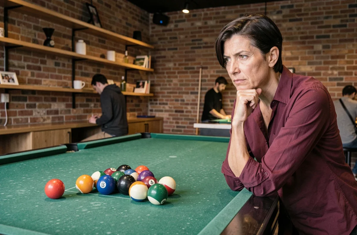 Femme réfléchissant à la stratégie pour résoudre une configuration de 11 billes sur un billard dans un club moderne