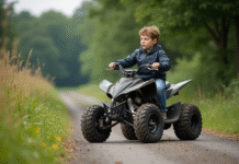 Pourquoi choisir un quad 50 cc homologué ? Adolescent en motocross sur un quad en pleine nature