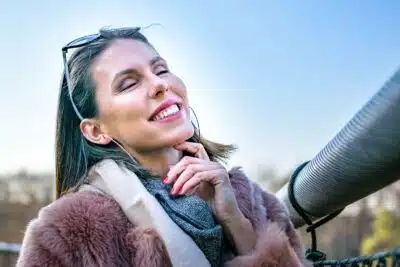 visage d'une femme souriante