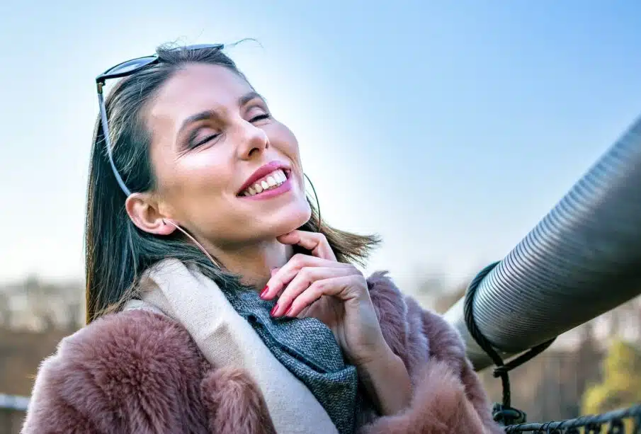 visage d'une femme souriante