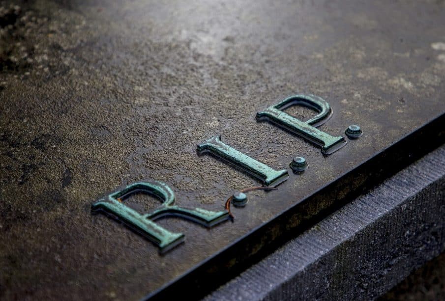 Plaque funéraire : à quoi sert-elle et comment faire son choix ?